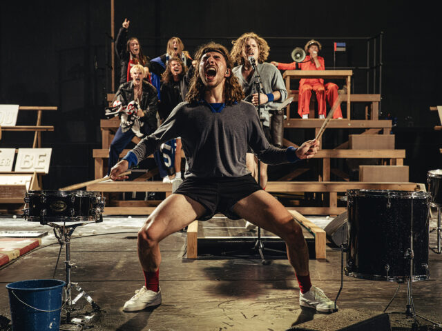 Το One Song της Miet Warlop είναι ένα σαγηνευτικό τελετουργικό για τον αποχαιρετισμό, την ελπίδα και την αναγέννηση