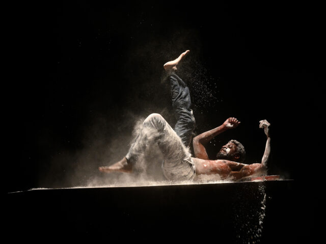 Ο βραβευμένος χορευτής Pak Ndjamena έρχεται στην Αθήνα για να παρουσιάσει την παράσταση Deus Nos Acudi – God Help Us