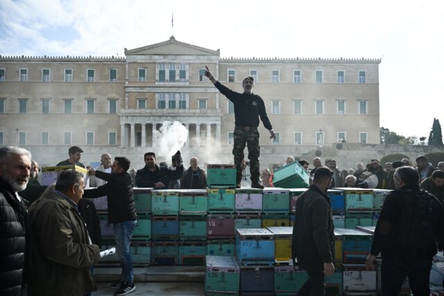 Συγκέντρωση διαμαρτυρίας μελισσοκόμων στο Σύνταγμα