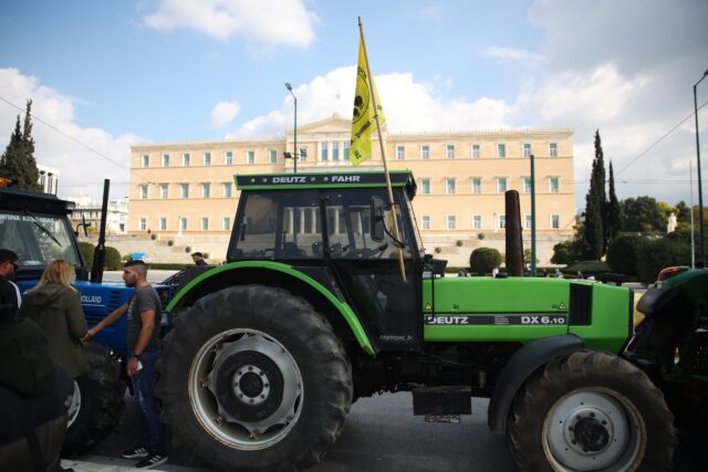 Αγροτικό συλλαλητήριο: Ολοένα και περισσότερα τρακτέρ φθάνουν στην πλατεία Συντάγματος