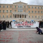 Τέμπη: Έσβησαν τα ονόματα των θυμάτων από το Σύνταγμα