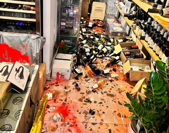 Άγνωστοι βανδάλισαν το Polyamorous στα Εξάρχεια