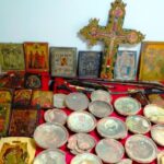 Αρχαία αντικείμενα, εικόνες και όπλα έκρυβε 70χρονη