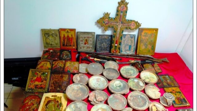 Αρχαία αντικείμενα, εικόνες και όπλα έκρυβε 70χρονη