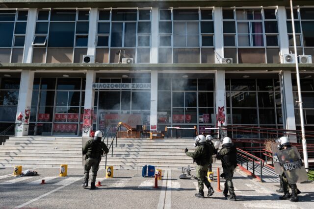 Έφοδος της ΕΛΑΣ στο ΑΠΘ μετά από ανακατάληψη χώρου που εκκενώθηκε [ΒΙΝΤΕΟ]