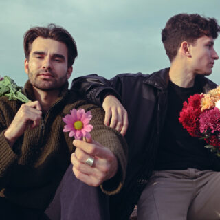 Οι Yama βλέπουν λουλούδια να φυτρώνουν μέσα από τις ρωγμές