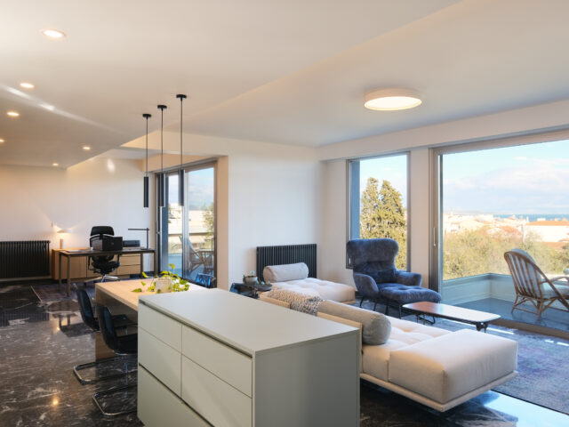 Λιτές γραμμές και ρετρό ύφος, σε ένα διαμέρισμα στη Νέα Μάκρη με θέα στη θάλασσα