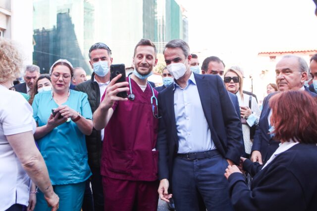 Επίσκεψη του πρωθυπουργού στο Γενικό Αντικαρκινικό Νοσοκομείο Πειραιά «Μεταξά»