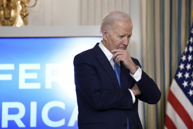 Κατακρημνίζεται η δημοτικότητα του Μπάιντεν λόγω της στρατιωτικής στήριξης προς το Ισραήλ