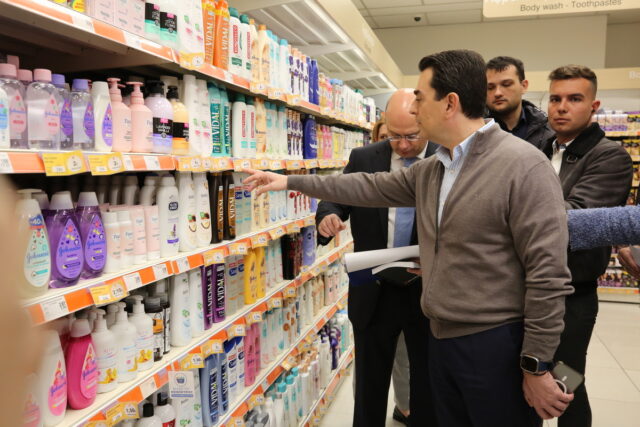 Ακρίβεια: «Πρεμιέρα» των νέων μέτρων – «Αυτοψία» Σκρέκα σε σούπερ μάρκετ