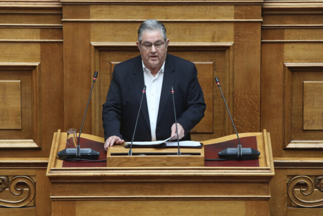 Τέμπη: Ο Δ. Κουτσούμπας παρέδωσε στον Άρειο Πάγο το Πόρισμα του ΚΚΕ στην Εξεταστική Επιτροπή