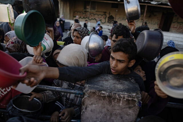 Γάζα: Το Ισραήλ σκότωσε τουλάχιστον έξι Παλαιστίνιους που περίμεναν φορτηγά με ανθρωπιστική βοήθεια