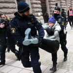 Σουηδία: Η αστυνομία απομάκρυνε πάλι «σηκωτή» την Γκρέτα Τούνμπεργκ