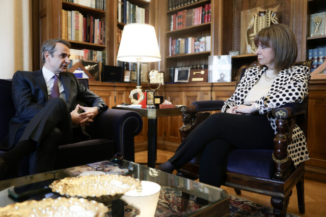 Συνάντηση Μητσοτάκη–Σακελλαροπούλου: «Πρώτη προτεραιότητα η αντιμετώπιση της ακρίβειας»