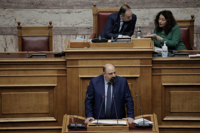 Πρόταση δυσπιστίας – Χρήστος Τριαντόπουλος: «Δεν υπήρχαν εντολές για “διαμόρφωση” του χώρου στα Τέμπη»