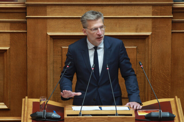 Πρόταση δυσπιστίας – Ά. Σκέρτσος: «Έχασα τον αδελφό μου σε τροχαίο, κατανοώ απόλυτα τον πόνο των οικογενειών»