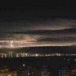 Η στιγμή που δεκάδες κεραυνοί κάνουν τη νύχτα μέρα στην Πιερία [ΕΙΚΟΝΑ]