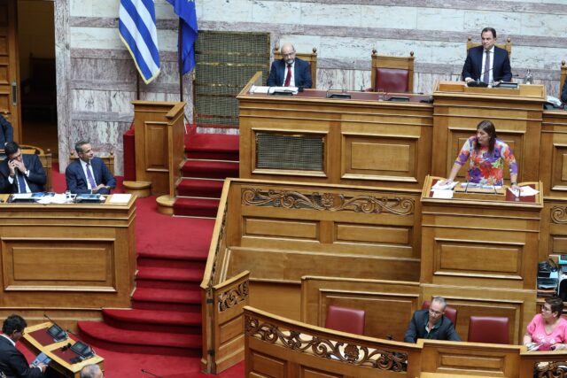 Ζωή Κωνσταντοπούλου: «Εθελοντής στο γραφείο του Μητσοτάκη ο οδηγός της εμπορικής αμαξοστοιχίας στα Τέμπη»