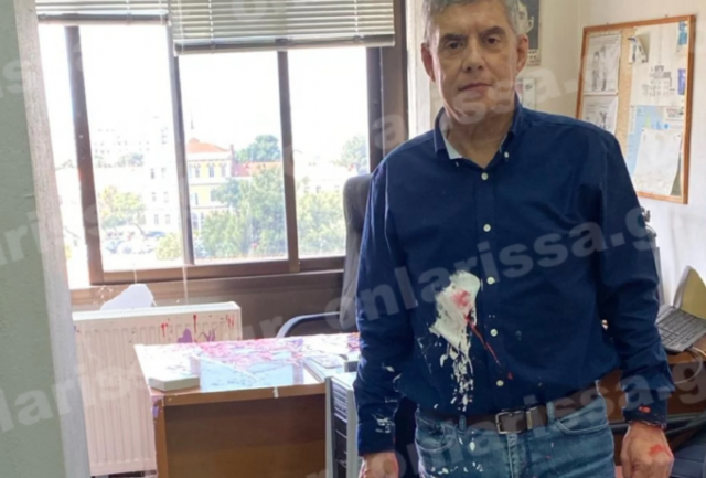 Πέταξαν μπογιές στον Κώστα Αγοραστό