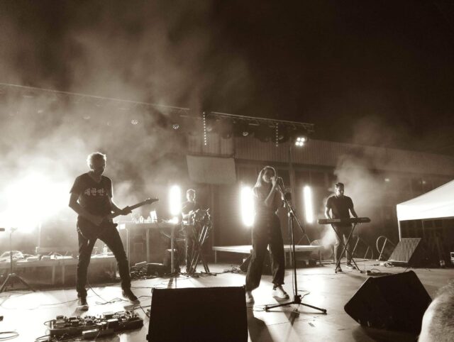 Οι Mikro μας προκαλούν στο Arch Club για μια αυθεντική συναυλιακή βραδιά