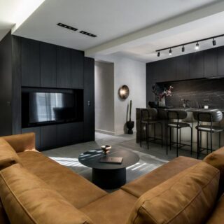 Industrial αισθητική και σκουρόχρωμες αποχρώσεις, σε ένα μικρό διαμέρισμα στις Σέρρες