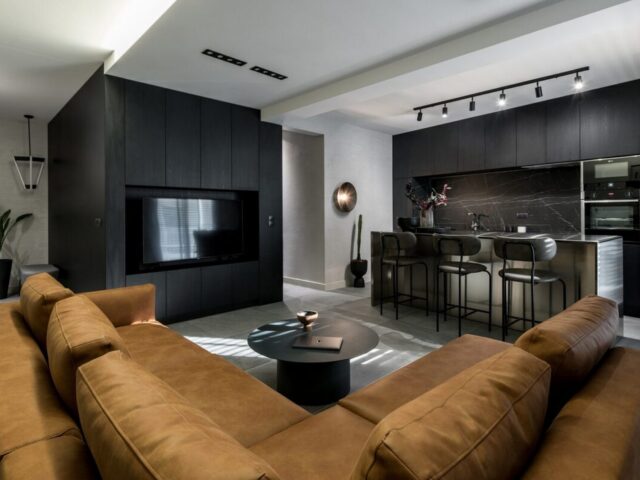 Industrial αισθητική και σκουρόχρωμες αποχρώσεις, σε ένα μικρό διαμέρισμα στις Σέρρες