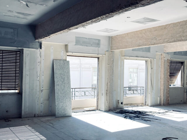 Flow & Order: Έξι Έλληνες εικαστικοί συναντιούνται σε ένα εγκαταλελειμμένο διαμέρισμα