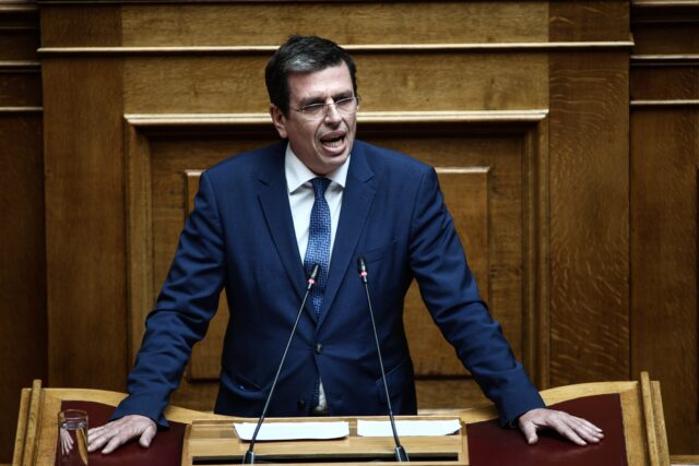 Δόθηκε η πρώτη άδεια διαμονής σε μετανάστη με τρία χρόνια εργασίας