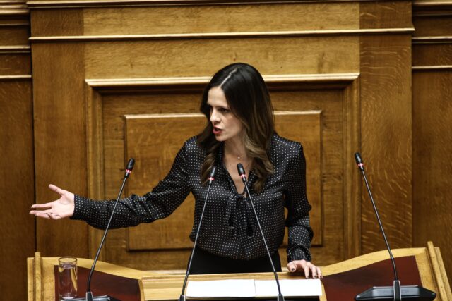 Πρόταση δυσπιστίας – Έ. Αχτσιόγλου: «Η όλη διαχείριση μετά την τραγωδία των Τεμπών είναι ο ορισμός της συγκάλυψης»