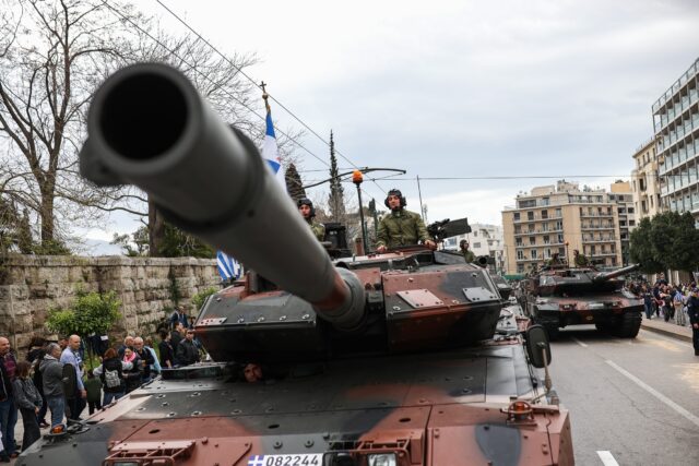 Παρέλαση 25ης Μαρτίου: Άνοιξαν σημαίες της Παλαιστίνης μπροστά σε τανκ