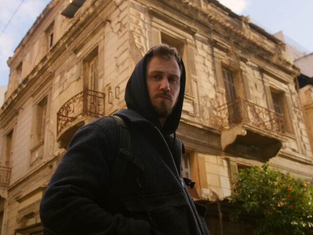 Ο Thomas Brag ήρθε στην Ελλάδα για να ανακαλύψει αν είναι η πιο καταθλιπτική χώρα στην Ευρώπη