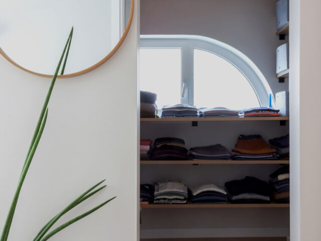 Mira: Ένα διαμέρισμα στου Παπάγου με αδυναμία στις καμπύλες