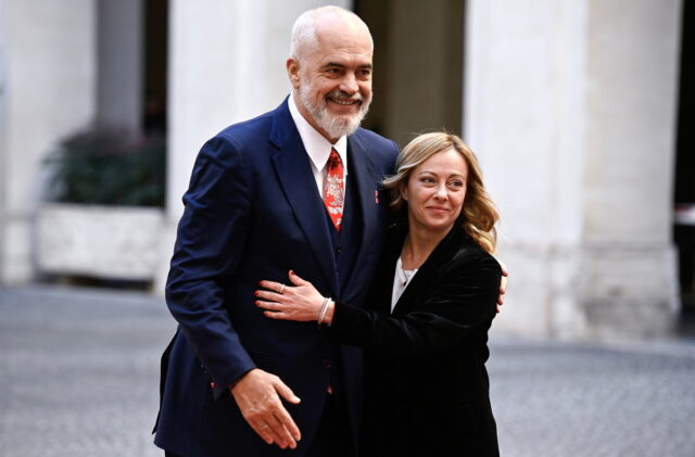 Αλβανία: Σε λειτουργία τα κέντρα κράτησης μεταναστών που θα στέλνει η Ιταλία