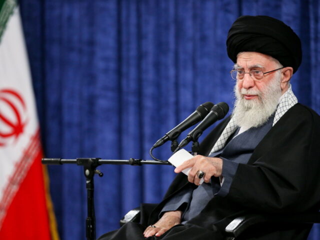 Ιράν: Η Ισλαμική Δημοκρατία αντέχει, η κρίση βαθαίνει