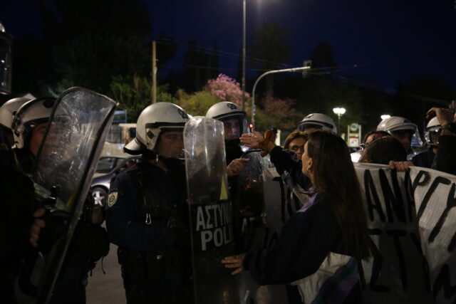 Επίθεση με χημικά από τα ΜΑΤ σε διαδήλωση για τις γυναικοκτονίες [ΒΙΝΤΕΟ]