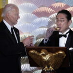 Συνάντηση Μπάιντεν με τον Ιάπωνα πρωθυπουργό στον Λευκό Οίκο