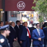 ΗΠΑ: Με ελικόπτερα να τον ακολουθούν ο Ντόναλντ Τραμπ έφτασε στο δικαστήριο για την ιστορική ποινική δίκη του