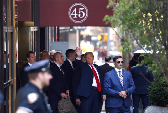 ΗΠΑ: Με ελικόπτερα να τον ακολουθούν ο Ντόναλντ Τραμπ έφτασε στο δικαστήριο για την ιστορική ποινική δίκη του