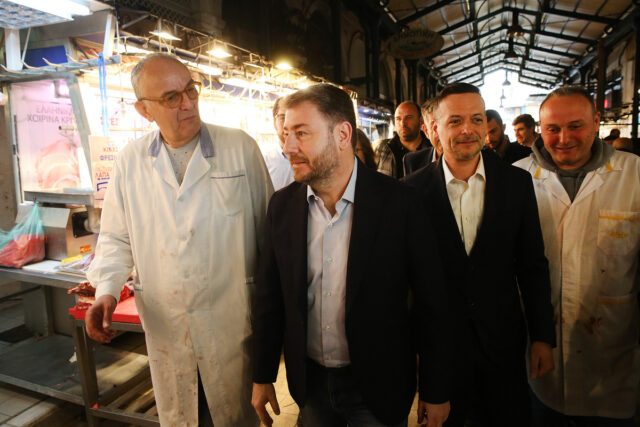 Στην Βαρβάκειο Αγορά ο Νίκος Ανδρουλάκης με τον Χάρη Δούκα