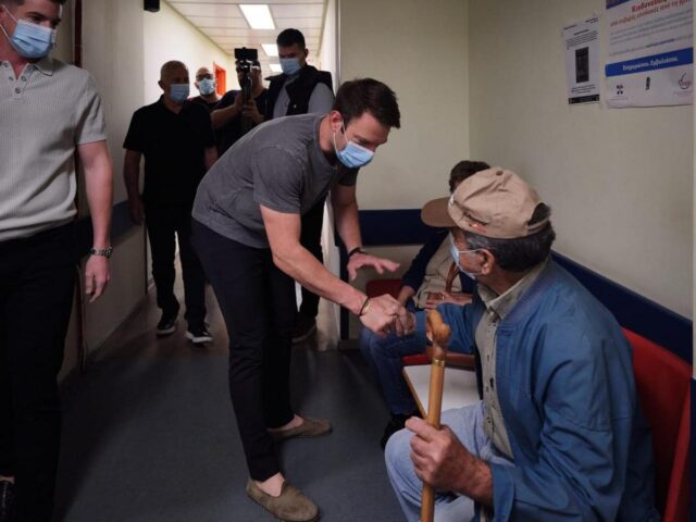 Στ. Κασσελάκης από το νοσοκομείο της Ικαρίας: «Χώρα η οποία αφήνει τους πολίτες της να πεθαίνουν, δεν μπορεί να λέγεται ευρωπαϊκή»