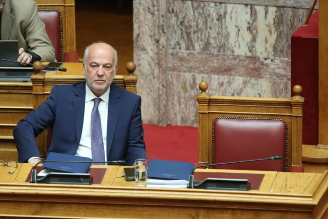 Υπουργείο Δικαιοσύνης: Στέρηση του δικαιώματος στη γονεϊκότητα μέσω παρένθετης μητρότητας για τα ομόφυλα ζευγάρια