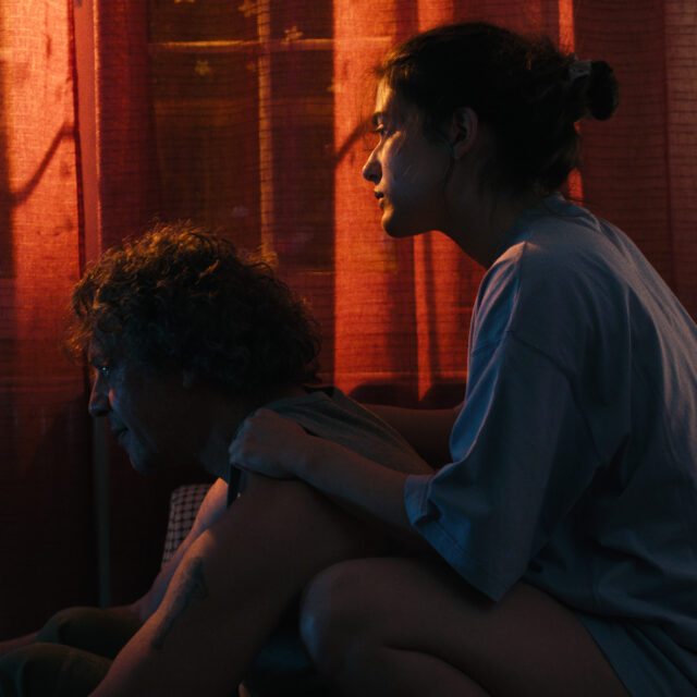 «Το Χάος που Άφησε Πίσω της»: Διεθνής πρεμιέρα της ταινίας του Νίκου Κολιούκου στο 77ο Φεστιβάλ Καννών