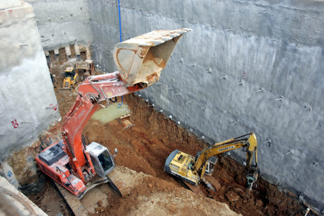 Κυψέλη: Εντοπίστηκε οβίδα σε πλατεία κατά τη διάρκεια εργασιών του Μετρό