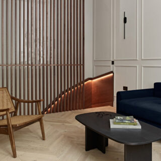 Σε μια μεζονέτα στο κεντρικό Λονδίνο, η βικτωριανή αισθητική εκμοντερνίζεται