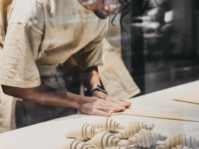 Από ένα νεοκλασικό στη Μητροπόλεως, το Ergon Bakehouse Athens, αναδύεται μυρωδιά από ζυμάρι