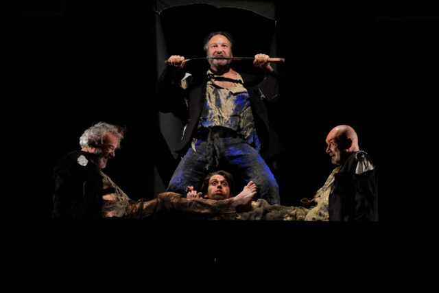 «Περιμένοντας τον Γκοντό»: Ο Θεόδωρος Τερζόπουλος στην πρώτη του παράσταση στη Στέγη