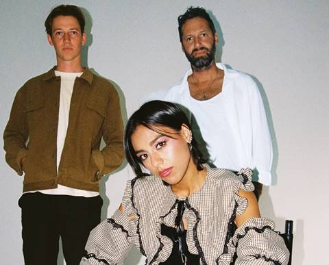 Οι Telenova συνεχίζουν με το “Power” το εκλεκτικό pop ταξίδι τους