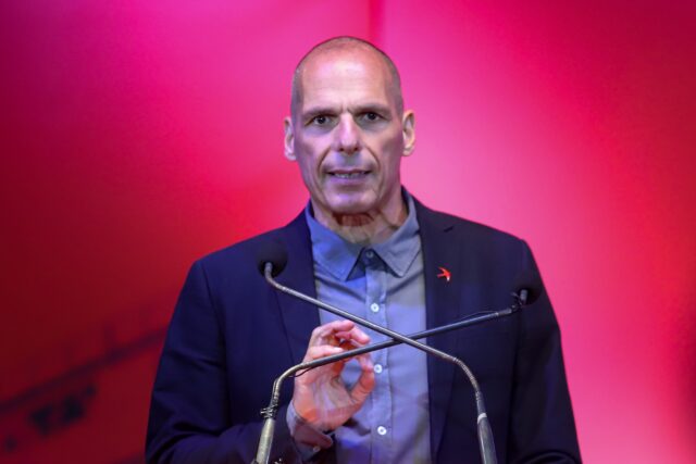 Συλλήψεις μελών του ΜέΡΑ25 έξω από τη γερμανική βουλή