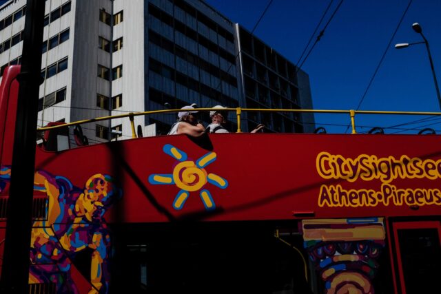 Ατύχημα με τουριστικό λεωφορείο στην Πανεπιστημίου – Έξι τραυματίες