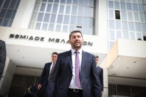 Δίκη για το Predator: Τι απαντά η τράπεζα για την κάρτα των μολυσμένων μηνυμάτων